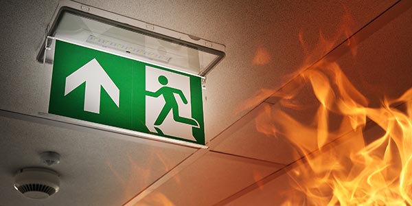 Fluchtweg-Symbol und Feuer